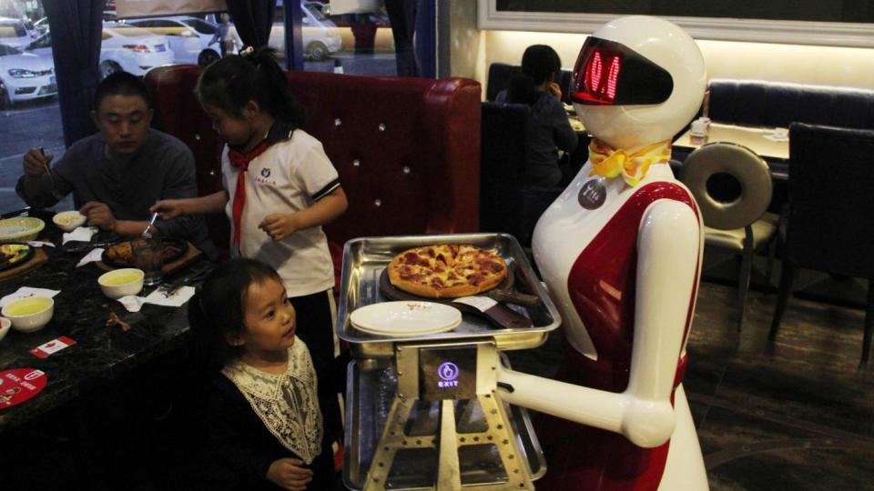 Risultati immagini per robot in ristorante